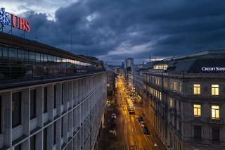 UBS a dévoilé l'ampleur des coupes dans les coûts, sans détailler le nombre de postes devant être supprimés dans le cadre de l'intégration de son ex-rivale Credit Suisse.